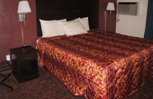 Waite Park House | Coratel Inn & Suites By Jasper Waite Park - 1 Queen Bed Accessible Non-Smoking