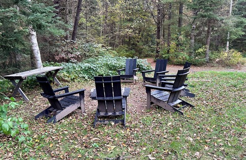 Bracebridge Cottage | Cosy Home on the River. Pet-friendly, Hot Tub, Fast Wifi, Wood Fireplace.