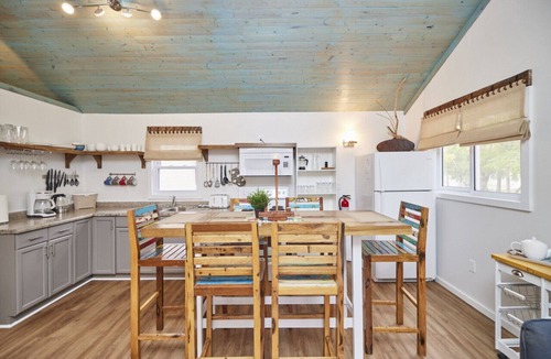 Wainfleet House | Cottage #5 · Lake Haven Beach Resort