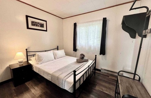 Carling Cabin | Cottage #8 - 2 Bedroom - Katawoda Cottages