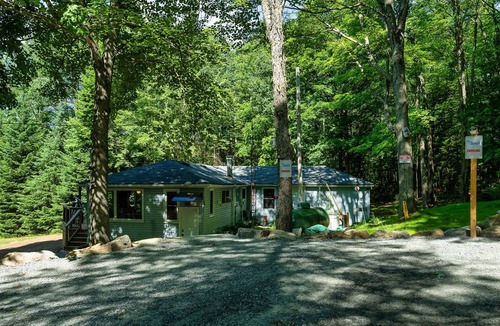Bracebridge Cottage | Cottage Binx Bracebridge | Large hot tube and outdoor movies on lake Muskoka
