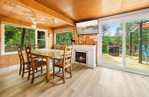 Bracebridge Cottage | Cottage Binx Bracebridge | Large hot tube and outdoor movies on lake Muskoka