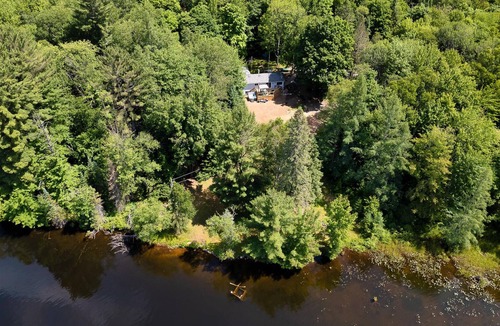 Bracebridge Cottage | Cottage Binx Bracebridge | Large hot tube and outdoor movies on lake Muskoka