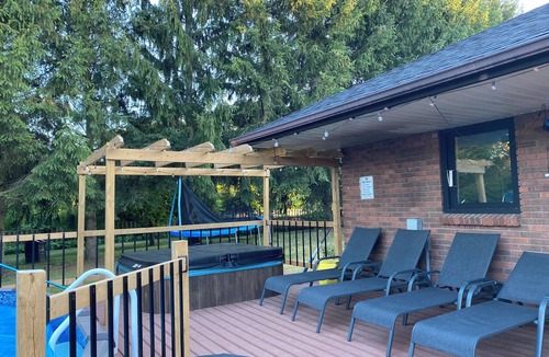 Thames Centre House | Cottage vibes! Cozy group retreat with pool and hot tub