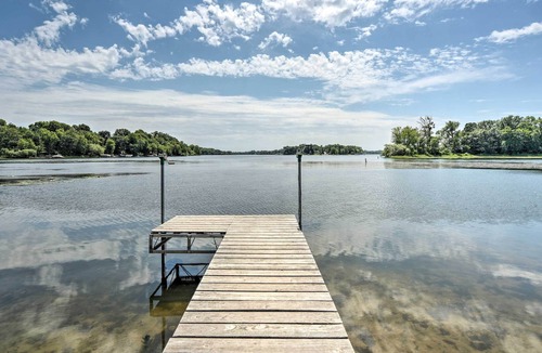 Lindstrom Cottage | Cottage w/ Deck Situated on South Center Lake