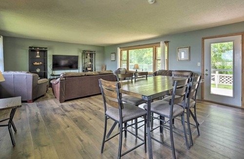 Lindstrom Cottage | Cottage w/ Deck Situated on South Center Lake