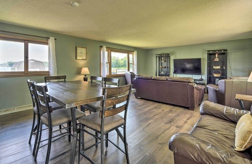 Lindstrom Cottage | Cottage w/ Deck Situated on South Center Lake