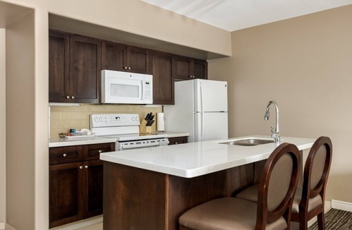Oro-Medonte Apartment | Country Club Suite: King Bed, Jet-Tub, Pool, Gym