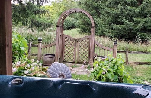 Westminster House | Country in the city! Quiet, private 3 bedroom with a hot tub!
