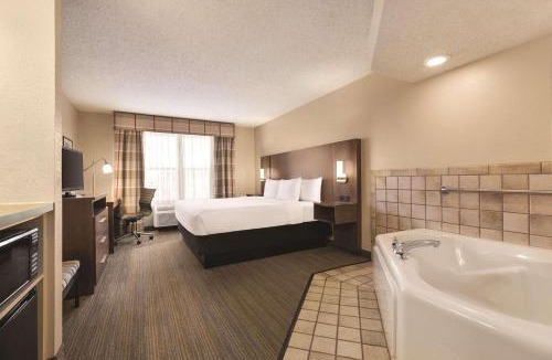 Forest Lake Hotel | Country Inn & Suites by Radisson, Forest Lake, MN
