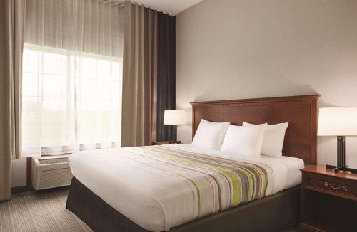 Willmar Hotel | Country Inn & Suites by Radisson, Willmar, MN
