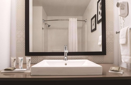 Cottage Grove Hotel | Country Inn & Suites by Radisson, Cottage Grove, MN