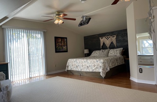 Port Colborne House | Countryside Farm house near beautiful Lake Erie