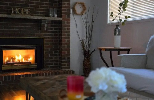 Windsor House | Cozy 1 Bed Basement Studio Apt 10 min to downtown and riverside