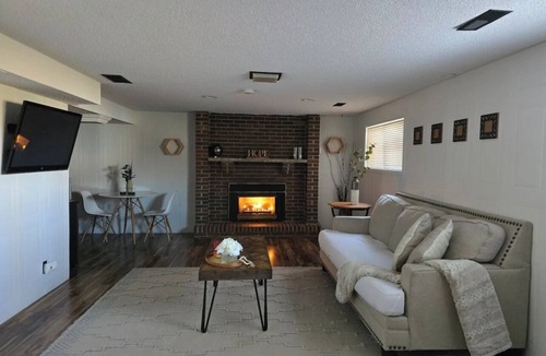 Windsor House | Cozy 1 Bed Basement Studio Apt 10 min to downtown and riverside