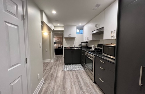 Palmerston - Little Italy House | Cozy 1 bedroom Apt in the Annex. Great Locationn