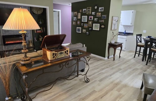 West Seventh Apartment | Cozy 1-bedroom in West 7th with WiFi, AC, sofabed, full bath and kitchen