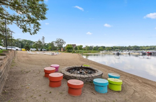 Breezy Point Condo | Cozy 1BR Condo w/Balcony & Fireplace