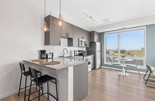 Lyn-Lake Apartment | Cozy 1BR Uptown | Fitness Center, Rooftop Lounge