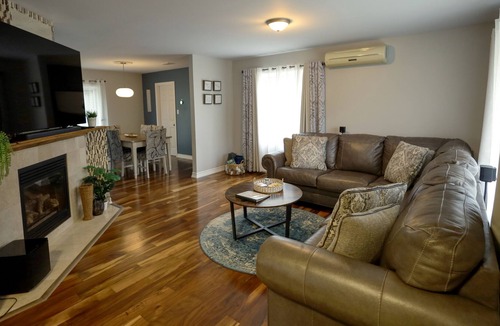 Sturgeon Falls House | Cozy 2 bedroom Rancher near Marina w/ HOT TUB!