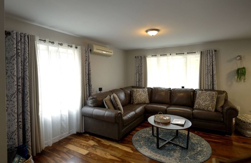 Sturgeon Falls House | Cozy 2 bedroom Rancher near Marina w/ HOT TUB!