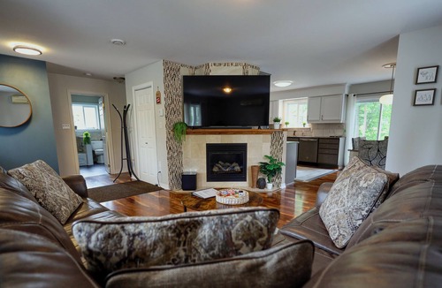 Sturgeon Falls House | Cozy 2 bedroom Rancher near Marina w/ HOT TUB!