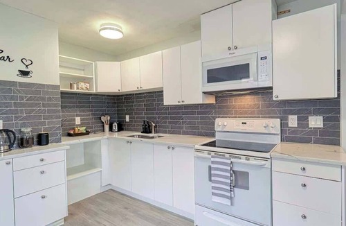 Rosscarrock House | Cozy 2 Bedroom Suite Near Ctrain Mall and Downtown