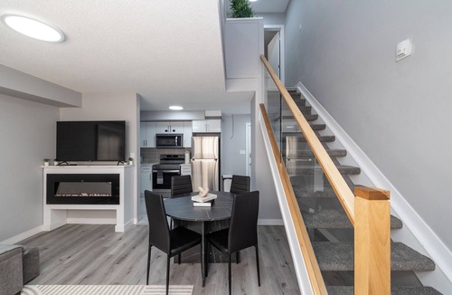 Old Strathcona Apartment | Cozy 2-Level Loft | Prime Downtown | Walk to Whyte+UofA Hospital | Free Parking!
