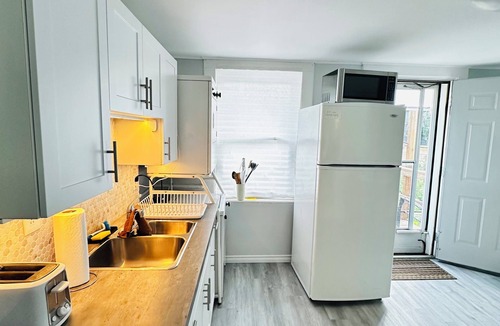 Peterborough House | Cozy 2BR House Near Centre with Patio, BBQ, Backyard, and Netflix
