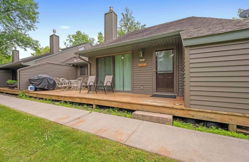 Hill City House | Cozy 2BR + Loft | Resort Townhome Retreat | Near Trails, Golf, Dock Access