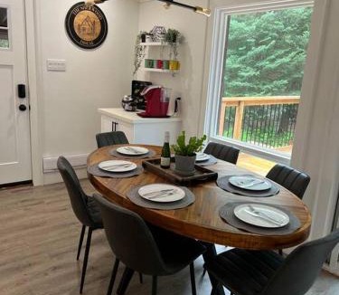 Bracebridge House | Cozy 3 Bedroom Cottage on Stunning Muskoka River