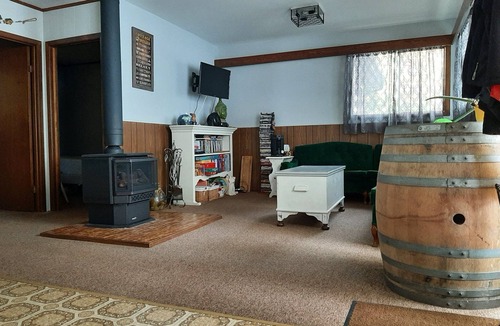 Centre Hastings Cottage | Cozy 3 Bedroom Lakefront Cottage w/Huge Deck Overlooking Lake