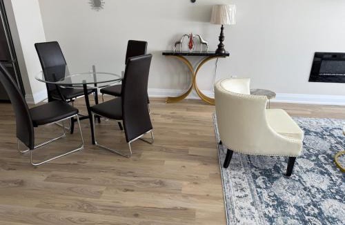 London House | Cozy 3 Bedroom Townhome Hyde Park Mall & Western University