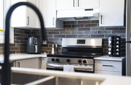 Cornwall House | Cozy 3BDR With Amenities+