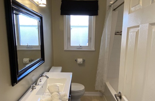 West Hill House | Cozy 3BR - Downtown in 30 mins, Near GO train