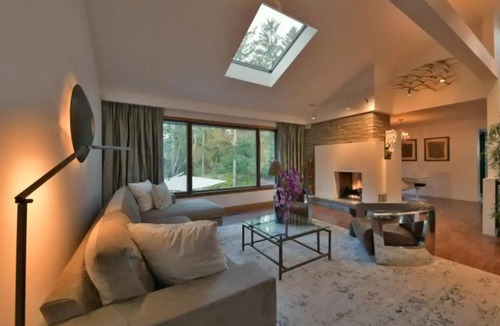 Clarkson-Lorne Park House | Cozy 3BR Hideaway | Hot Tub, Firepit, Port Credit
