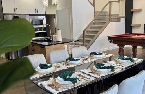 Southwest Edmonton House | Cozy 3BR with Game room & Pool Table - Near Windermere