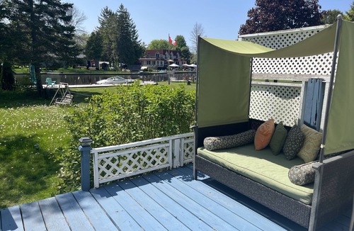 Lagoon City Cottage | Cozy 4 Bedroom Waterfront Cottage with Hottub and Firepit