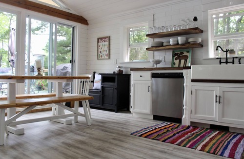 Gravenhurst Cottage | Cozy 4 Season Cottage stunning sunsets on Sparrow Lake!(Pet friendly)New Hot Tub