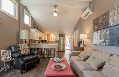 Victoria Road Cottage | Cozy 4 Season Cottage by Balsam Lake
