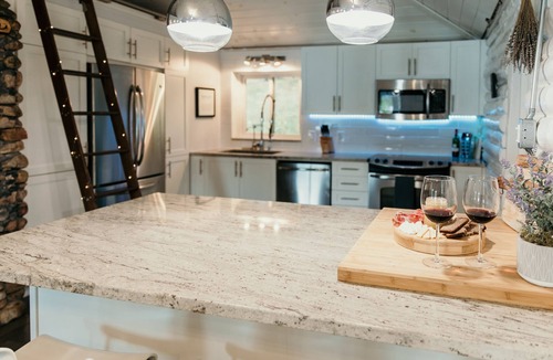 Chalk River Cabin | Cozy, 4-season Log Cabin on Lake w/Hot Tub, Outdoor adventure at your doorstep