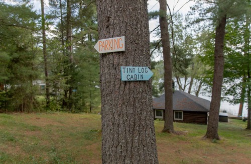 Chalk River Cabin | Cozy, 4-season Log Cabin on Lake w/Hot Tub, Outdoor adventure at your doorstep