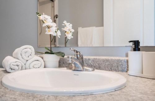 Meadowvale Village House | Cozy 5 Bedroom House Mississauga