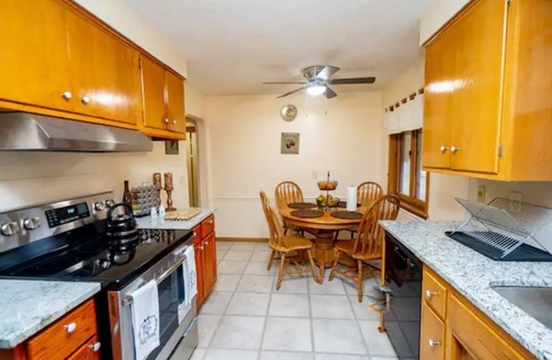 Maplewood House | Cozy 5BR Home with free Wi-Fi & Free Parking with Weekly and Monthly Discounts