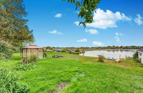 Kirkfield Cottage | cozy 5br waterfront cottage kirfield,hotub