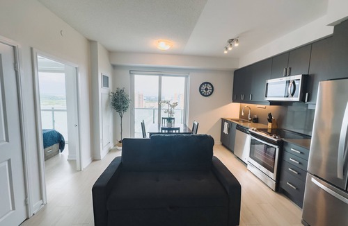 Hurontario Condo | Cozy and bright condo in heart of Mississauga