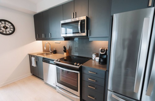 Hurontario Condo | Cozy and bright condo in heart of Mississauga