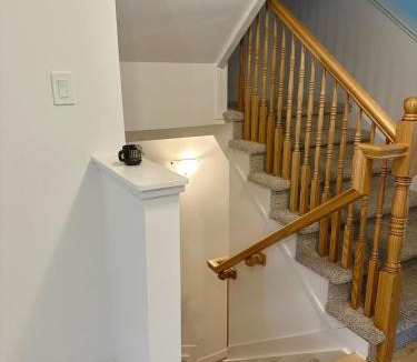 Clarence-Rockland House | Cozy and Spacious Suite - Private Ensuit Bath - King Bed - Ultra Fast Wifi - Free Parking - Smart TV