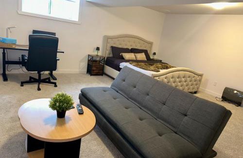 Clarence-Rockland House | Cozy and Spacious Suite - Private Ensuit Bath - King Bed - Ultra Fast Wifi - Free Parking - Smart TV