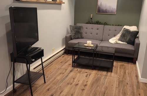 Willmar House | Cozy Basement Apartment (With Private Entrance)